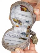 JuJuBe (США) Контейнер для пустышек, футляр, круглая сумочка Paci Pod - Catch the Golden Snitch